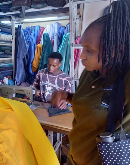 Hier klappt es dann   Die Näharbeiten lassen wir später in Usa River machen.