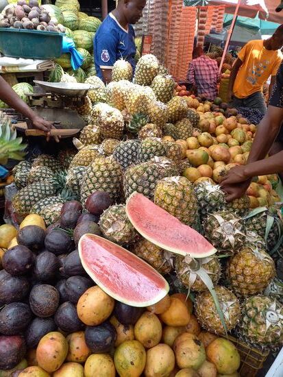 Dann geht es kreuz und quer über den riesigen Markt.