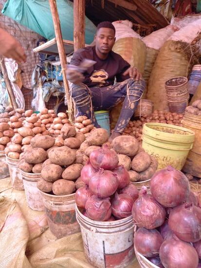 Die Ware wird hier nicht kiloweise gekauft., denn  Maßeinheit ist ein Eimer. voll.