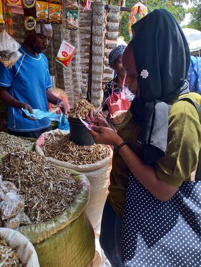 Wir arbeiten Nuruana's Einkaufsliste ab.