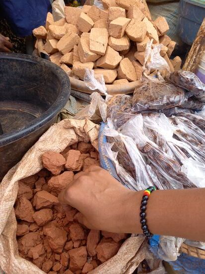 Das sind tatsächlich "Steine". Die Einheimischen essen es wegen der Mineralien.