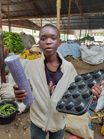 Das ist unser Träger. Er verdient sich mit diesem Job ein paar Schillinge und freut sich riesig über eine Cola die ich ihm spendiere.