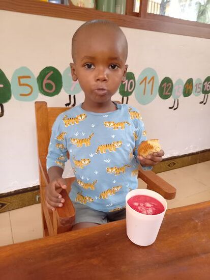 Hagai verputzt gleich drei Muffins.