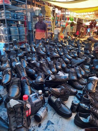 Berge an Schuhen. Wir finden schließlich ein Paar. Es kostet 23000Tzs. Das sind ca. 10€.