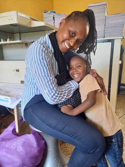 Nuruana erklärt ihm nochmals, dass er nun groß ist und in die Schule geht.