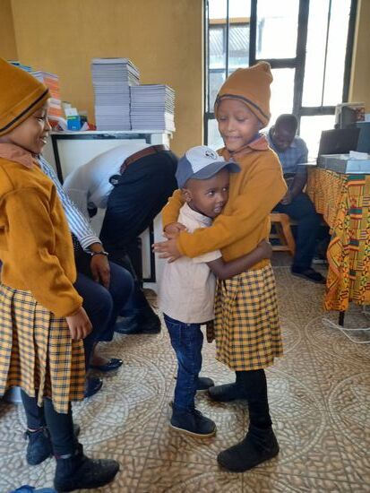 Dann kommen unsere anderen Patenkinder.  Ich erkläre ihnen, das sie nun einen kleinen Bruder haben und bitte sie auf ihn aufzupassen.  Die Zwillinge nehmen ihn sofort in den Arm. Ach wie schön!