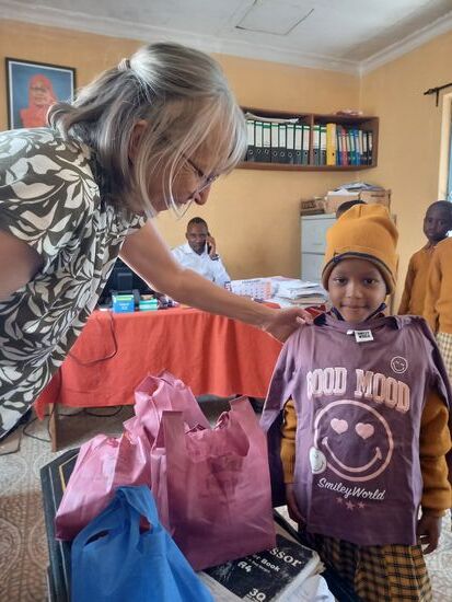 Die Mädchen und Jungen freuen sich über ein T-Shirt, Handtuch, Seife und Zahnbürste.