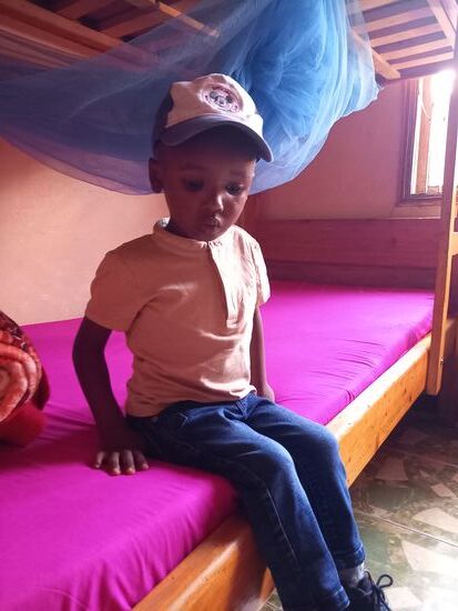 Dann zeigen wir Hagai sein neues Bett. Dort wird er zusammen mit der Betreuerin schlafen. In dem Zimmer der kleinen Kinder stehen nur zwei Etagenbetten.