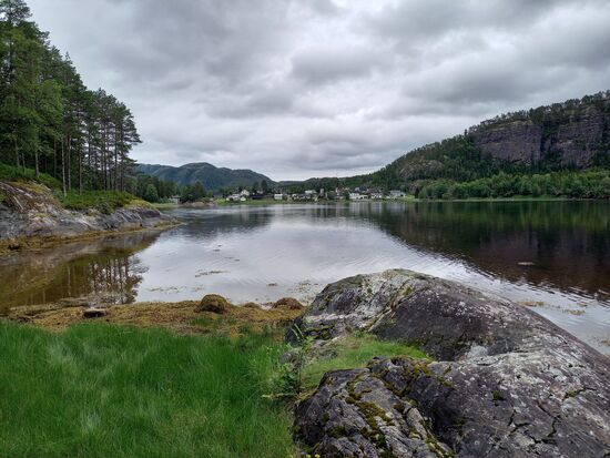 Blick auf den kleinen Ort Bangsund