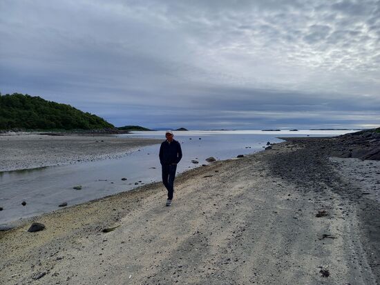 Ehe wir unser Abendessen unter freiem Himmel bereiten, bummeln wir noch ein wenig am Strand entlang.