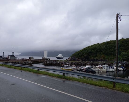 Im Fährhafen von Horn - das Wetter lässt zu wünschen übrig.