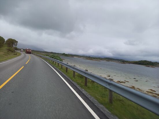 Entlang einer schönen Fjordlandschaft.