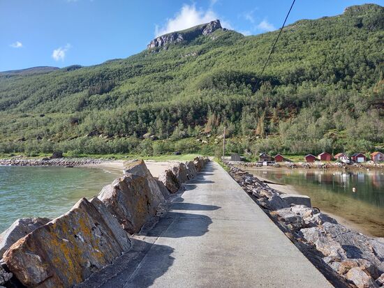 Nach einer Stunde Fahrt wählen wir diesen bezaubernden Ort für den Abend und die Nacht. Links eine Bucht mit Sandstrand, rechts ein kleiner Fischerhafen.