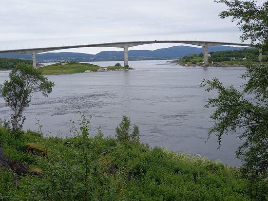 Die Brücke von Saltstraumen. Hier gibt es die stärkste Gezeitenströmung weltweit.