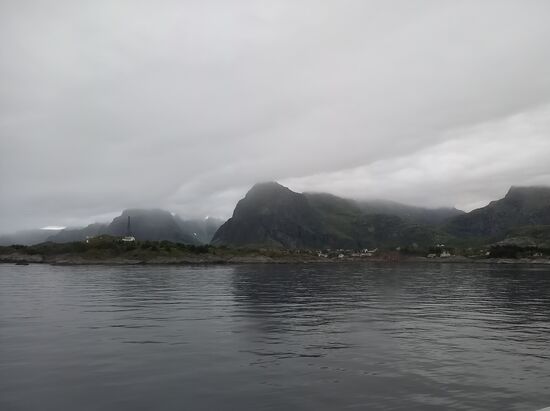 Kurz vor Mitternacht kommen wir an. Wir werden mit dunklen Wolken und Dunst empfangen.