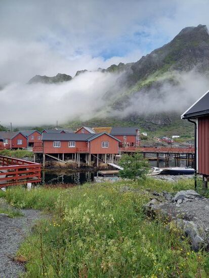 Rote Pfahlhäuser sind das Wahrzeichen der Lofoten.