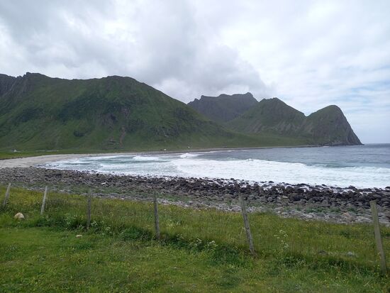 Zunächst ganz entspannt und eben am Meer entlang.