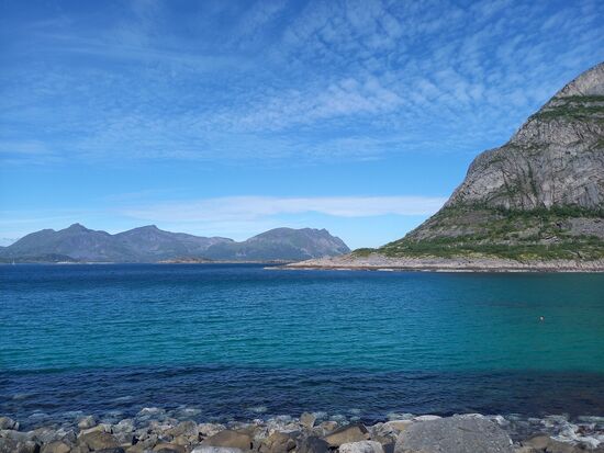 Wir haben fantastisches Wetter, das Thermometer zeigt 17Grad und die Straße nach Henningvaer bietet tolle Aussichten.