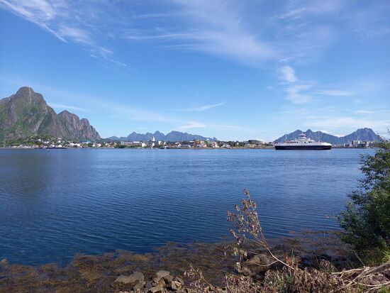 Blick auf Svolvaer. Im Industriegebiet haben wir unsere Gasflasche auffüllen lassen. Eine Möglichkeit, die wir gern genutzt haben,  denn es gibt nur wenige Anbieter bei denen man deutsche Gasflaschen auffüllen lassen kann und unsere erste war gerade verbraucht.