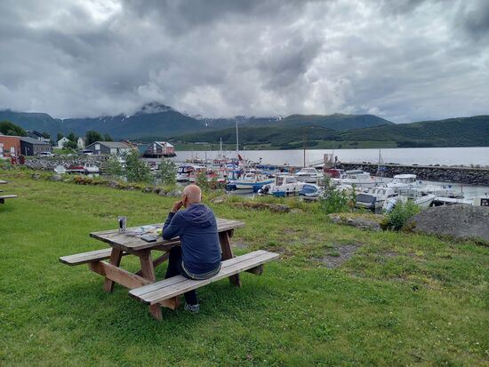 Pause in Borkenes an einem kleinen Hafen