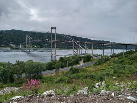 Wir queren die schöne Tjeldsundbrücke