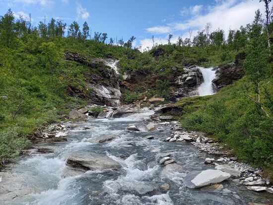 Die Wanderung führt zunächst an einem reißenden Fluß entlang.