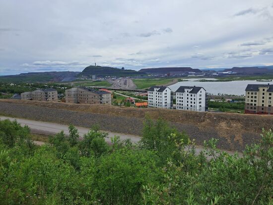 Im Hintergrund sieht man die gewaltigen Abraumhalden.