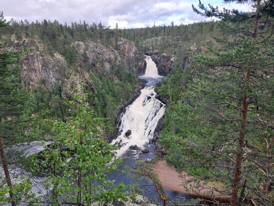 Wow, da stürzt der Wasserfall talwärts.