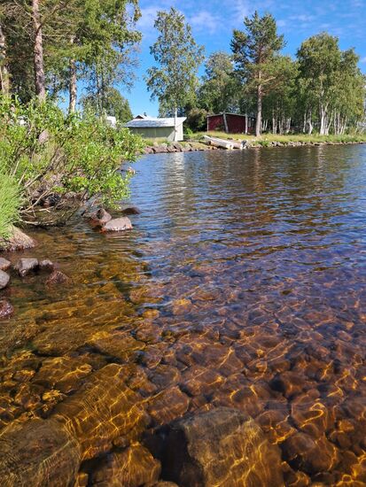 Das Wasser ist glasklar und kalt.