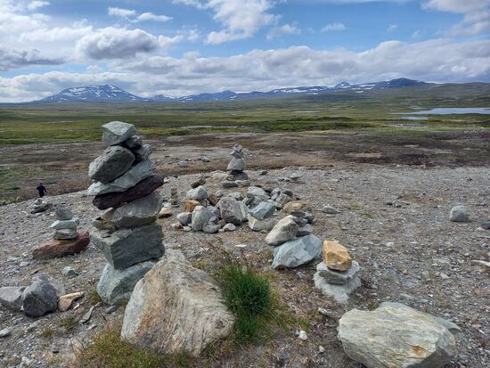 Die Aussicht ist fantastisch. Die schneebedeckten Berge gehören bereits zu Norwegen.