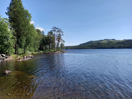 Eine fantastische Seenlandschaft begleitet uns durch den Tag.