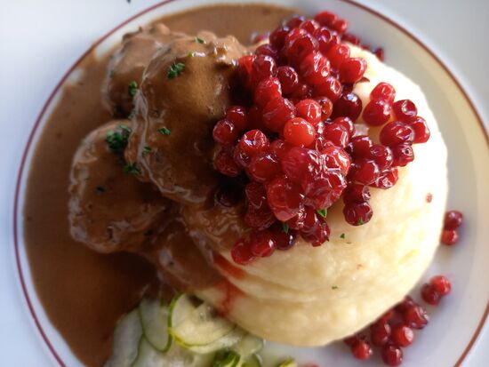 Zur Stärkung esse ich Kötbuller mit Kartoffelpüree und Preiselbeeren  - sehr lecker.
