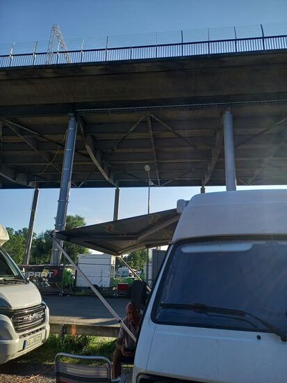 Heute mal so garnicht idylisch - ein Stellplatz unter einer Brücke. Dafür nah an einer Tram Station, um in die Altstadt zu kommen.