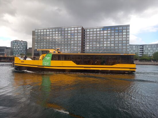Mit dem Boot Taxi zum Christianshavn. Die Taxis verkehren halbstündig auf den Kanälen und sind eine gute Möglichkeit zum pendeln zwischen den Stadtteilen. Unser Ziel ist Christianshavn. Von dort erschließen wir uns die Stadt zu Fuß.
