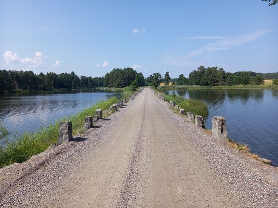 Über diesen Damm geht es auf die Insel.