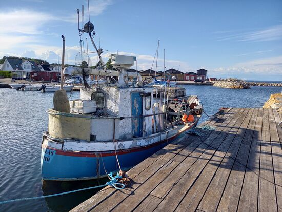 Das Fischerboot ist außer Dienst. Es gilt ein Fischfangverbot, weil der Fischbestand so stark zurückgegangen ist, so sagt uns der Hafenmeister. Er kassiert in den Abendstunden die Stellplatzgebühr von 18€ persönlich.