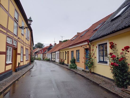 Wir schlendern durch die Straßen. Die farbigen Häuser sind schön anzusehen.
