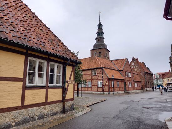 Im Hintergrund ist die Marienkirche zu sehen.