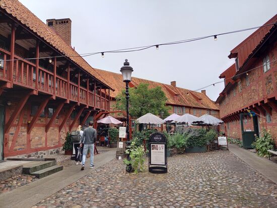 Ein Kaufmannshof aus dem 17.- 19.Jh. Heute findet man hier eine schöne Lokalität und verschiedenes Kunsthandwerk.