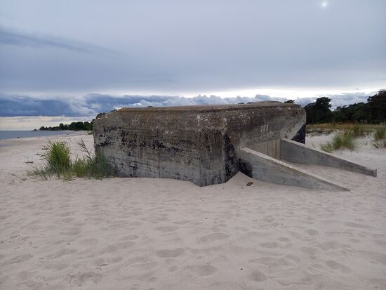 Bunker aus dem zweiten Weltkrieg. Man findet sie auf einer Länge von 500km entlang der Küste. Sie dienten dazu die Neutralität Schwedens zu verteidigen.