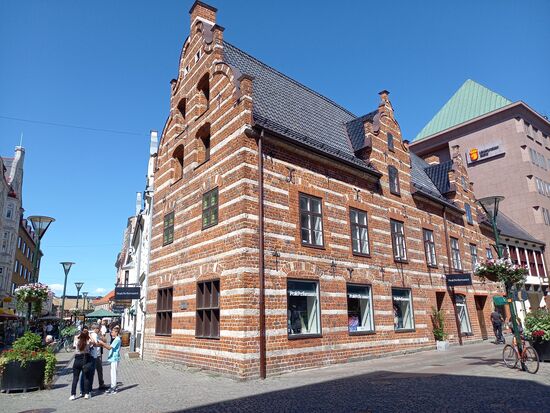 Man findet historische Gebäude in verschiedenen Stilrichtungen.