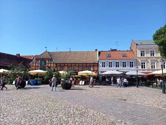 Man findet viele Plätze mit Gastronomie