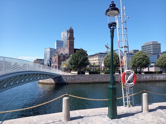 Blick auf den modernen Teil der Stadt kombiniert mit alten Gebäuden.