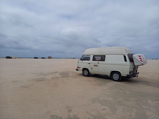 Man kann mit seinem Fahrzeug über den Strand bis ans Wasser fahren.