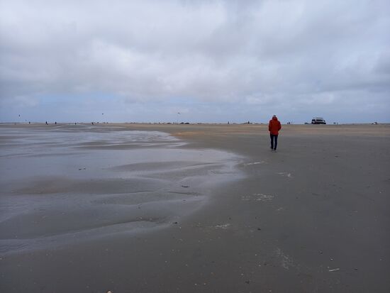 Bei gutem Wetter sind hier unzählige Menschen mit Lenkdrachen am Strand und Surfer im Wasser. Heute waren es nur einige, wenige.