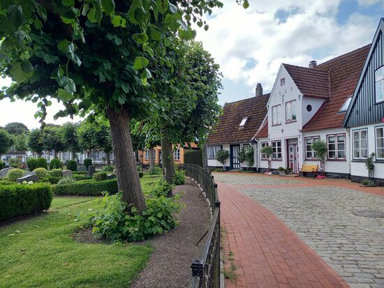 Das Fischerviertel ist im Rundling gebaut. Mittendrin der Friedhof.