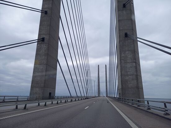 Die Öresundbrücke ist die längste Schrägseilbrücke weltweit und sehr beeindruckend. Das Überfahren ist gebührenpflichtig. Wir haben das Ticket im Voraus gekauft.