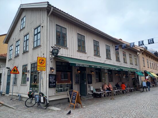 Viele kleine gemütliche Café s und Restaurants.
