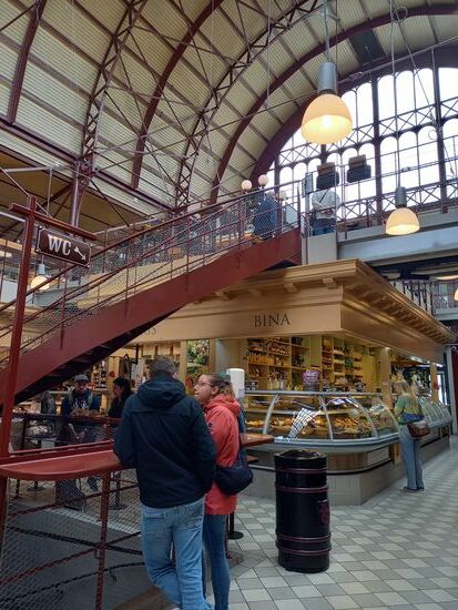 Die Markthalle bietet einige kulinarische Angebote und ein Besuch ist durchaus lohnenswert. Wir haben hier zu Mittag gegessen.