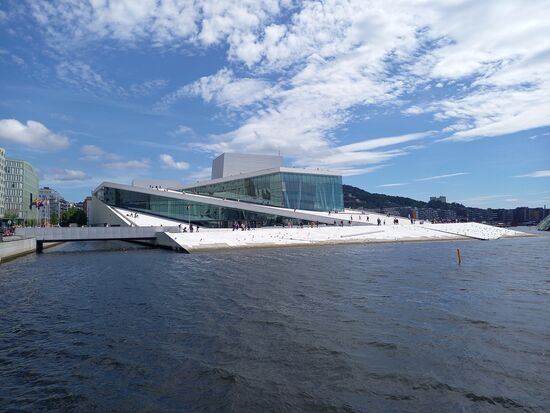 Die Oper von Oslo ist sehr modern und fotoristisch.
